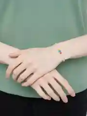 Бронзовый браслет белая нить с буквой / Инициал цветные , Handmade