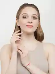 Молочный браслет красная нить с кулоном