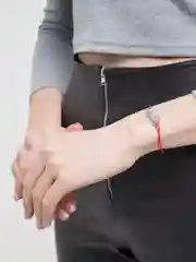 Лимонный браслет красная нить с кулоном