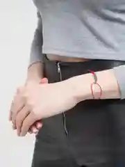 Медный браслет красная нить с кулоном