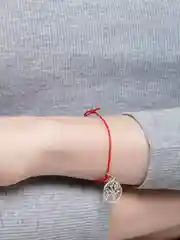 Карамельный браслет красная нить с кулоном