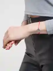 Карамельный браслет красная нить с кулоном