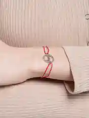 Ледяной браслет красная нить с кулоном