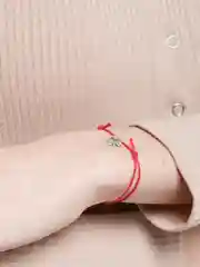 Зеленый браслет красная нить с кулоном