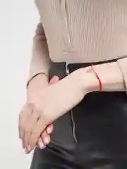 Бордовый браслет красная нить с кулоном