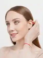 Белый браслет красная нить с кулоном