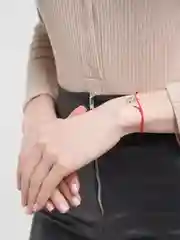 Белый браслет красная нить с кулоном