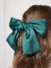 Зеленый бант-заколка для волос