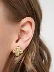 Молочный серьги