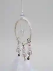 Белый ловец снов с перьями