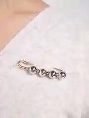 Серый брошь-булавка с жемчугом