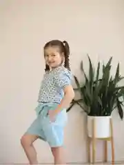 Мятный летний костюм для девочки: шорты с топиком (блузка)