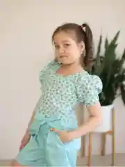 Мятный летний костюм для девочки: шорты с топиком (блузка)