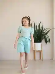 Желтый летний костюм для девочки: шорты с топиком (блузка)