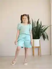 Желтый летний костюм для девочки: шорты с топиком (блузка)