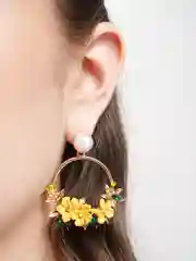 Желтый женские серьги с керамическими цветочками и жемчугом