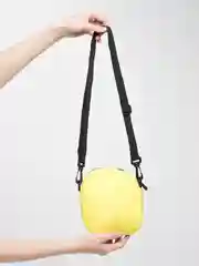 Желтый сумка на длинном ремне