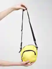 Желтый сумка на длинном ремне