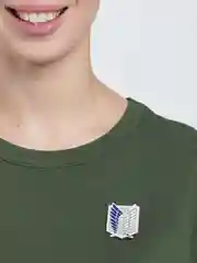 Белый значок деревянный по аниме "Атака титанов"