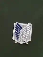Белый значок деревянный по аниме "Атака титанов"