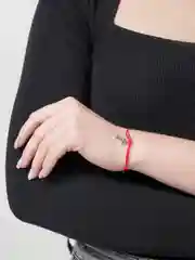Мятный браслет красная нить с кулоном