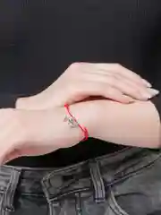 Мятный браслет красная нить с кулоном