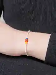 Белый браслет белая нить с буквой / Инициал цветные , Handmade