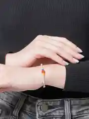 Белый браслет белая нить с буквой / Инициал цветные , Handmade