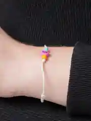Кораллово-розовый браслет белая нить с буквой / Инициал цветные , Handmade