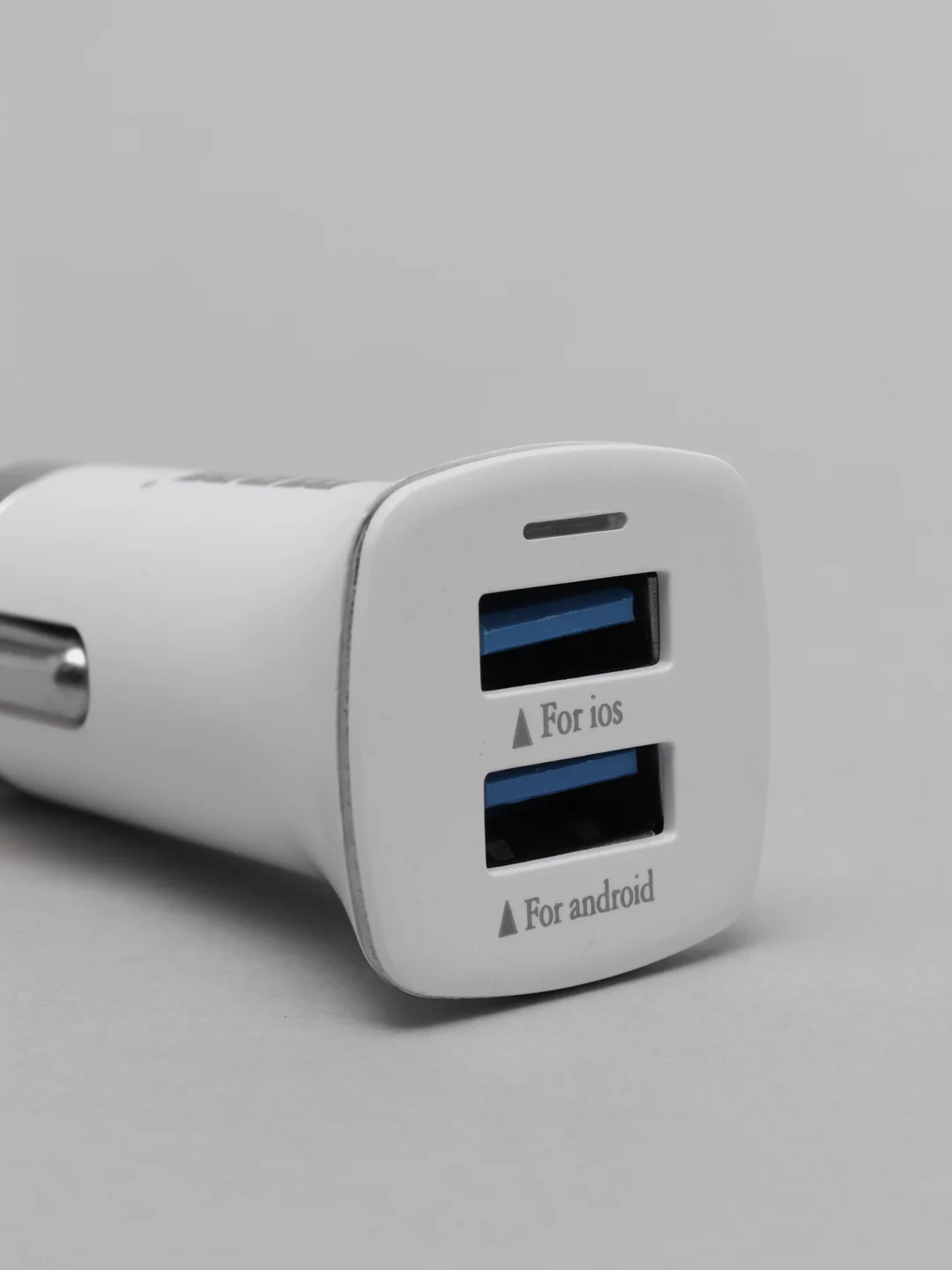 Автомобильное зарядное устройство Fast Charge White MR330 2USB 3.1A