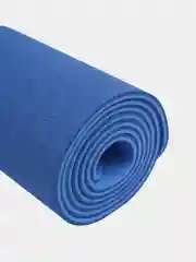 Синий коврик для йоги и фитнеса