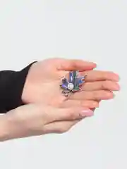Лавандовый брошь "Кленовый лист" с жемчугом
