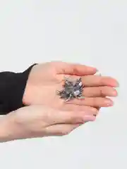 Лавандовый брошь "Кленовый лист" с жемчугом