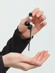 Белый брошь на булавке "Замороженная ягодка"
