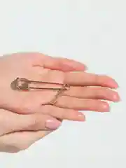 Белый брошь-булавка "Кошка"