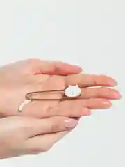 Белый брошь-булавка "Кошка"