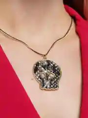 Угольный цепочка с кулоном в виде черепа