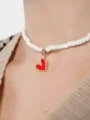 Красный чокер из бисера с подвеской в виде сердечка