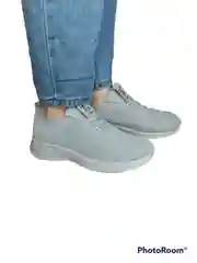 Женские кроссовки