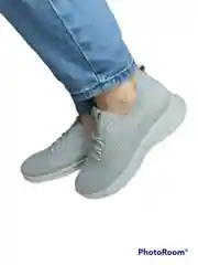 Женские кроссовки