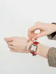 Красный женские кожаные кварцевые часы с браслетом(белые,черные,красные,коричневые,розовые)