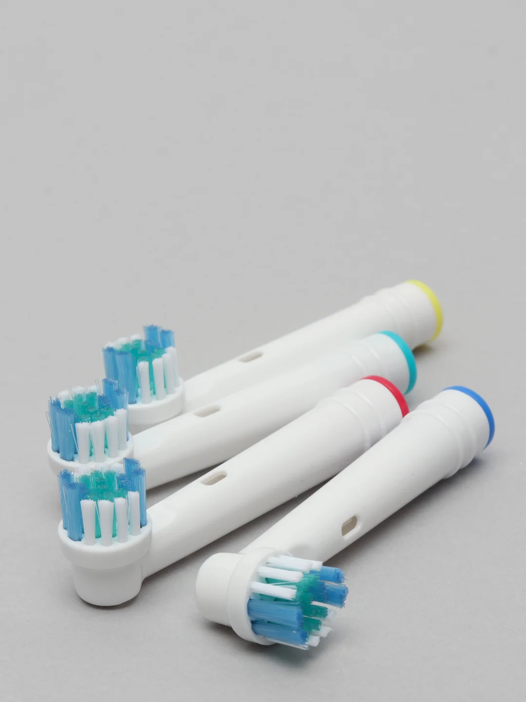 Сменные насадки средней жесткости для электрической зубной щетки Oral-B орал би 4 шт