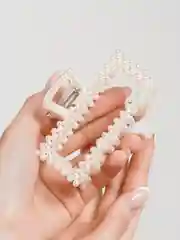 Белый краб-заколка для волос жемчужный