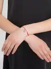 Кораллово-розовый браслет красная нить с кулоном
