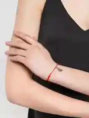 Кораллово-розовый браслет красная нить с кулоном