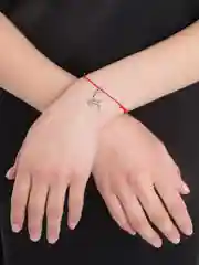 Коралловый меланж браслет красная нить с кулоном