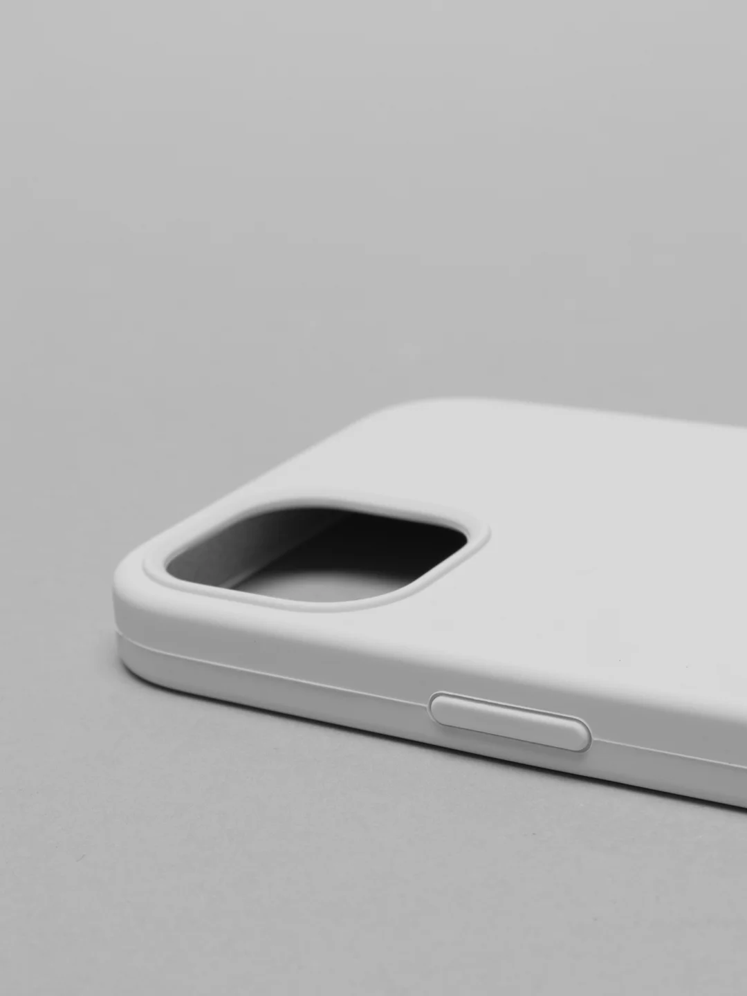 Белый чехол Silicone Case для iPhone 13 с закрытым низом