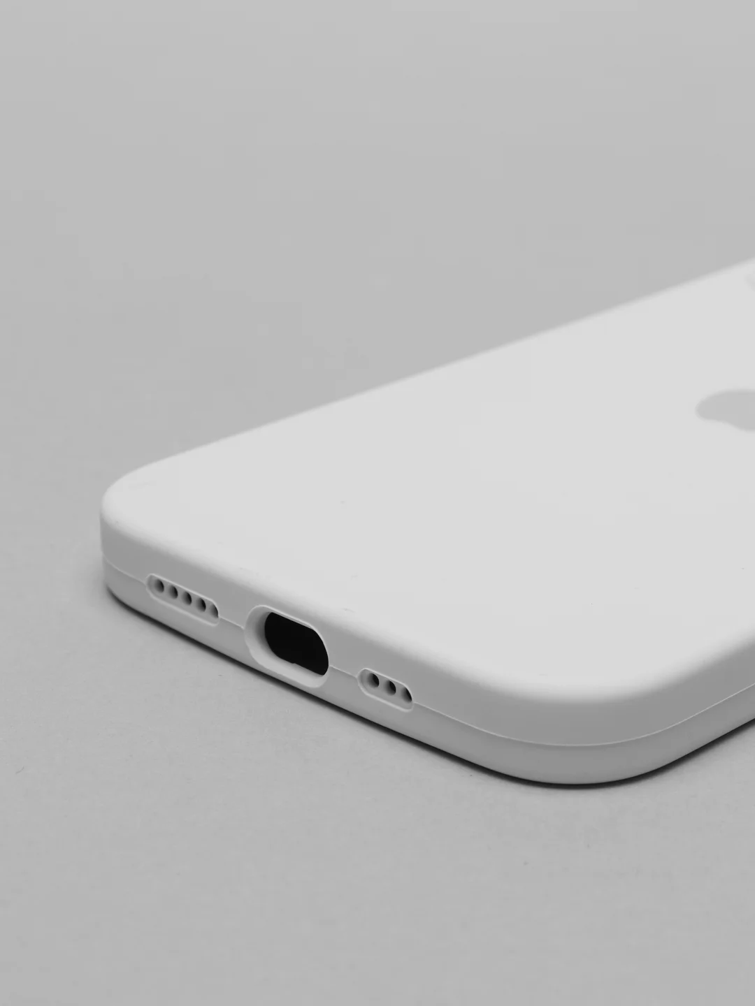 Белый чехол Silicone Case для iPhone 13 с закрытым низом