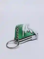 Салатовый брелок Кроссовка со шнурком