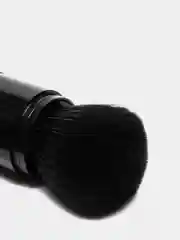 Черный кисть для макияжа
